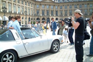 Les photographes mitraillent- Larissa Ickx et Porsche 911 Place Vendome