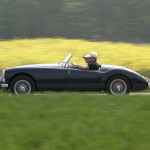 Au volant d'une MG A sur une route de charme...
