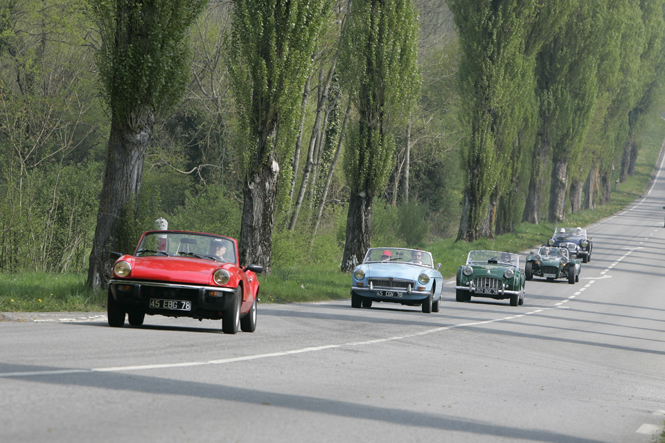  volant de voitures anciennes Triumph Spitfire MG B Porsche 911 Targa 