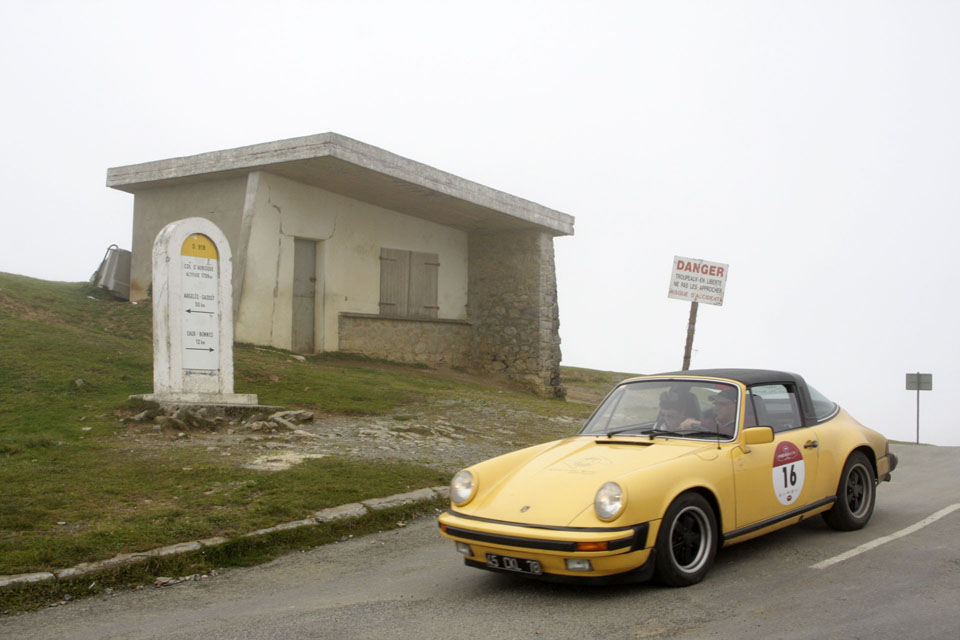 location-porsche-911-targa-seminaires-incentive-team-building-rallyes-location-automobiles-collection-drive-classic-17