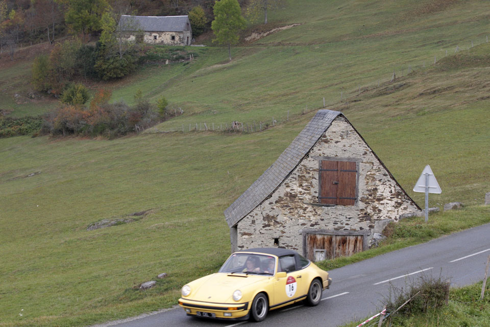 location-porsche-911-targa-seminaires-incentive-team-building-rallyes-location-automobiles-collection-drive-classic-20